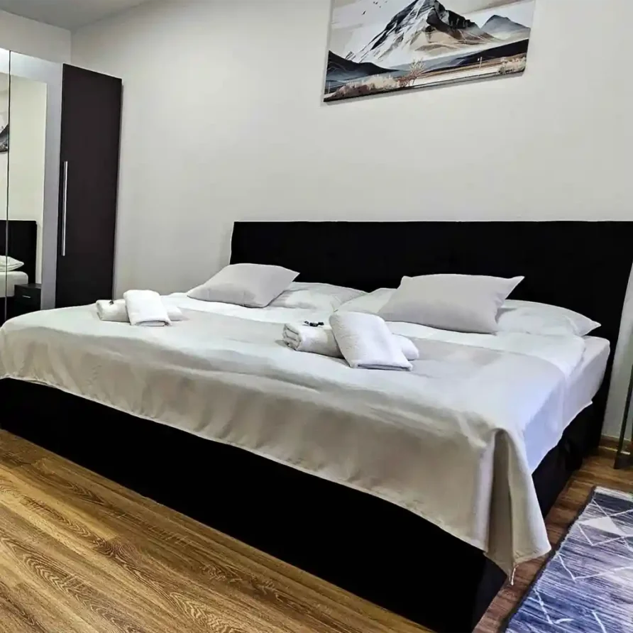 Spálňa s manželskou posteľou v apartmáne Hotela Tatramonti